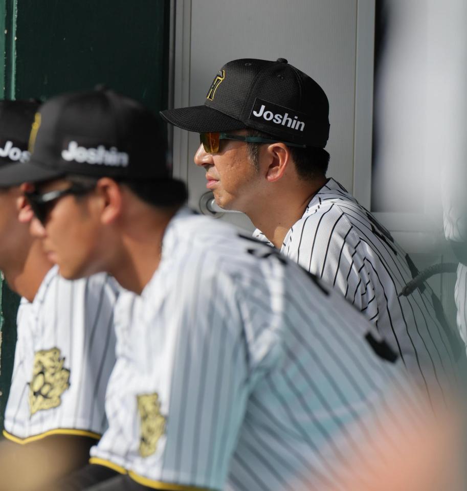 　９回、ベンチで険しい表情を見せる藤川監督