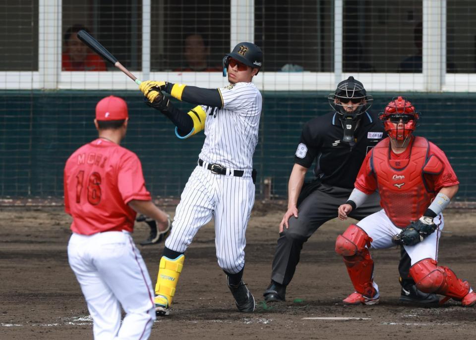 　３回、空振り三振に倒れる佐藤輝（撮影・金田祐二）