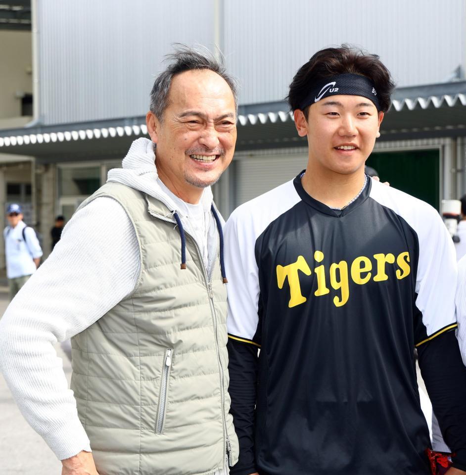 　門別（右）と談笑する渡辺謙（撮影・山口登）