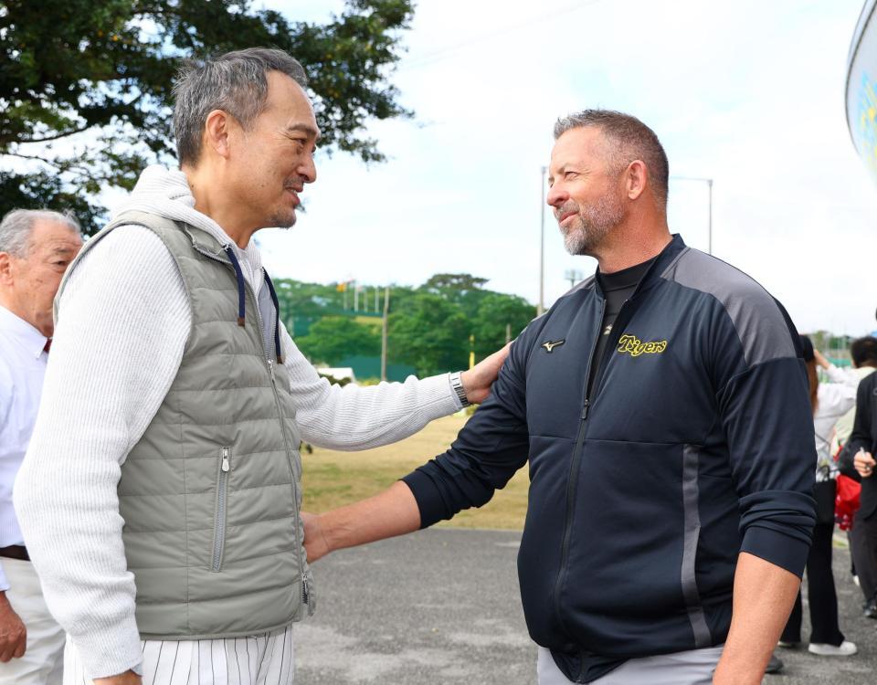 　ジェフ・ウィリアムス氏（右）と談笑する渡辺謙（撮影・山口登）