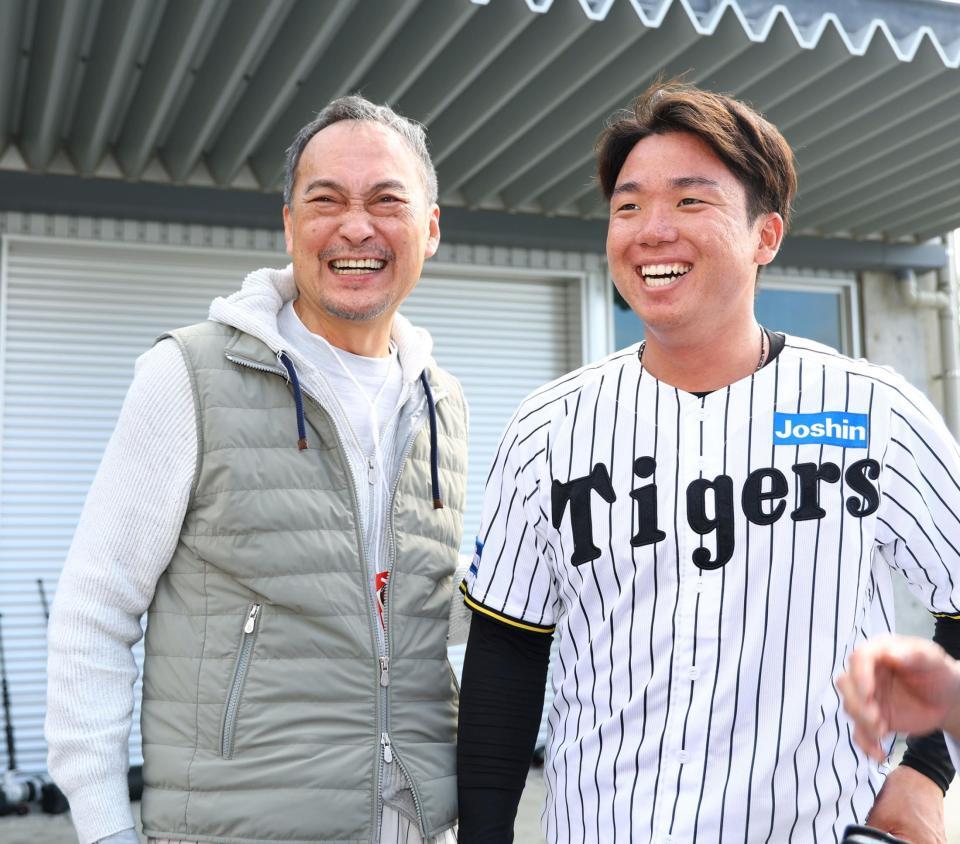 　村上（右）と談笑する渡辺謙（撮影・山口登）