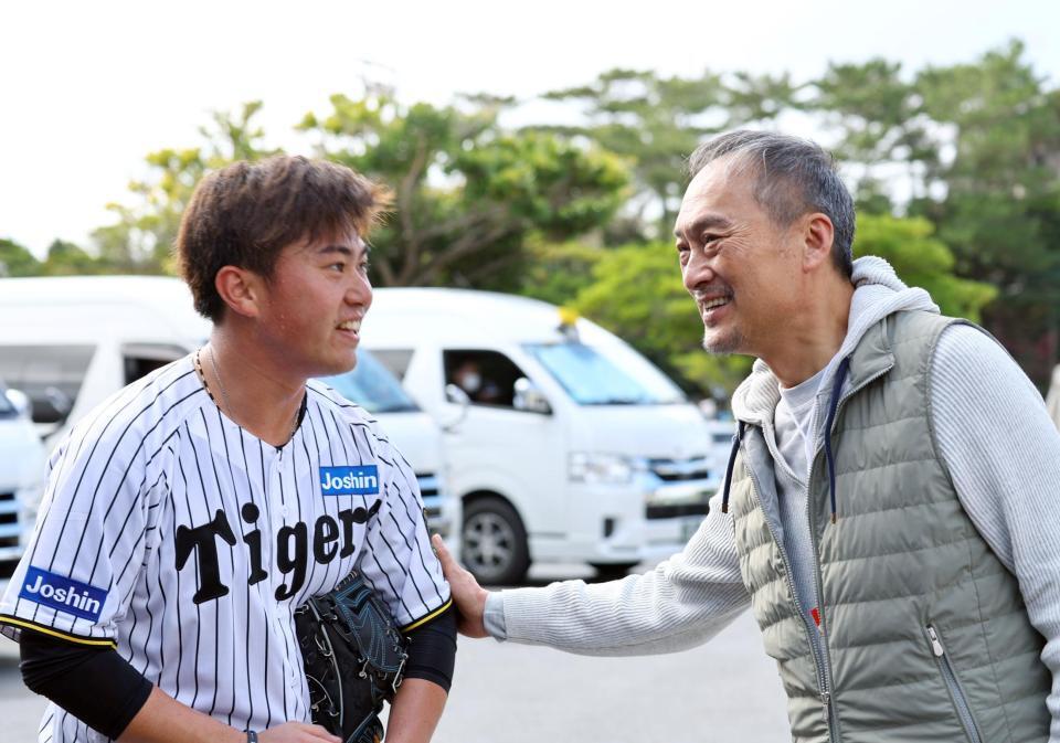 　桐敷（左）を激励する渡辺謙（撮影・山口登）