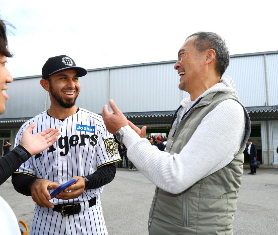 　ゲラ（左）と談笑する渡辺謙（撮影・山口登）