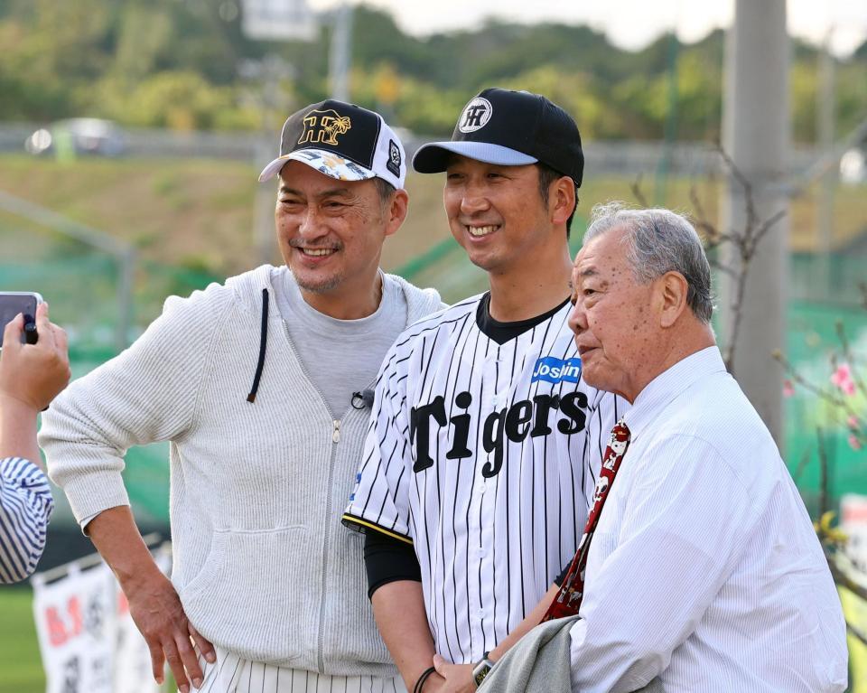 　ＴＶ収録を終え、写真に納まる（左から）渡辺謙、藤川監督、福本豊氏（撮影・山口登）