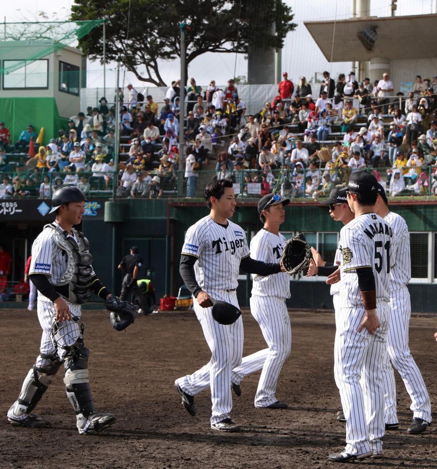 　８回の１イニングを無失点に抑え、ベンチに戻る工藤（中央）＝撮影・北村雅宏