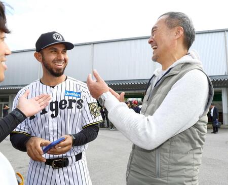 　阪神ハビー・ゲラ（左）と談笑する渡辺謙（撮影・山口登）