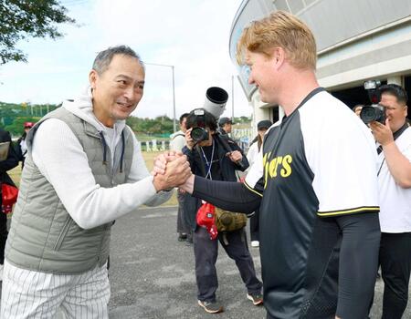 　阪神ニック・ネルソン（右）を激励する渡辺謙（撮影・山口登）