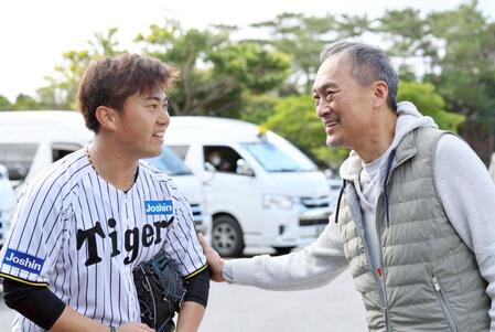 　阪神・桐敷拓馬（左）を激励する渡辺謙（撮影・山口登）