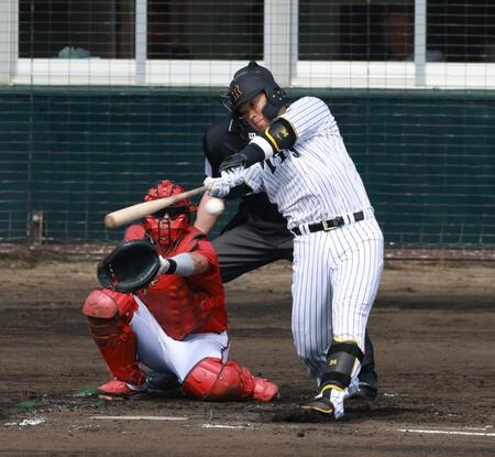 　２回、二塁打を放つ原口（撮影・金田祐二）