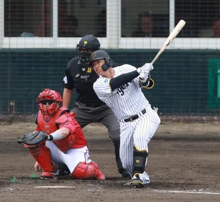 　４回、右前打を放つ原口（撮影・金田祐二）