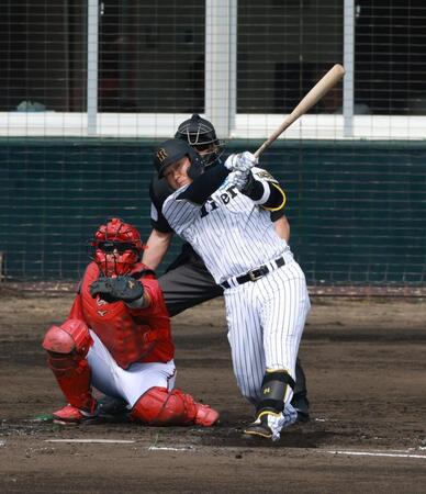 　２回、二塁打を放つ原口（撮影・金田祐二）