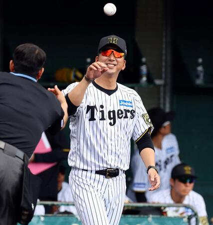 　５回、球審からボールを受け取りマウンドに向かう藤川監督撮影・山口登）