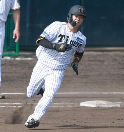 　６回阪神無死、右翼線に二塁打を放つ阪神・中野拓夢（撮影・金田祐二）