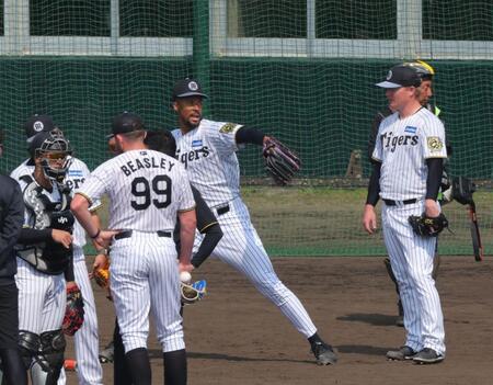 　デュプランティエと話すネルソン（撮影・金田祐二）