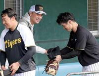　阪神・坂本誠志郎と握手をする渡辺謙（撮影・田中太一）