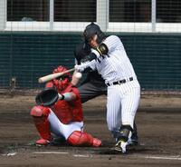 　２回、二塁打を放つ原口（撮影・金田祐二）