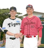 　試合前、笑顔で写真に納まる藤川監督（左）と新井監督