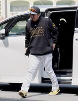 　具志川球場に入る藤川監督（撮影・西田忠信）