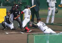 　野口をのけ反らせるデュプランティエ（撮影・金田祐二）