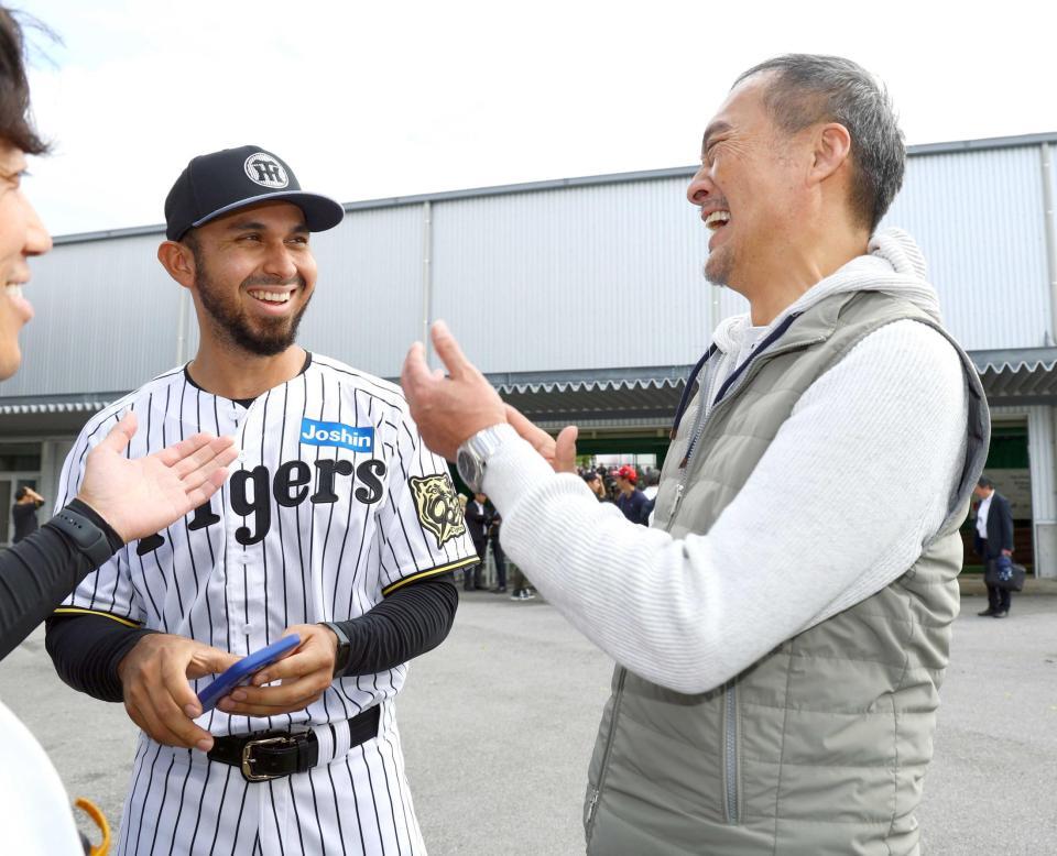 　阪神ハビー・ゲラ（左）と談笑する渡辺謙（撮影・山口登）