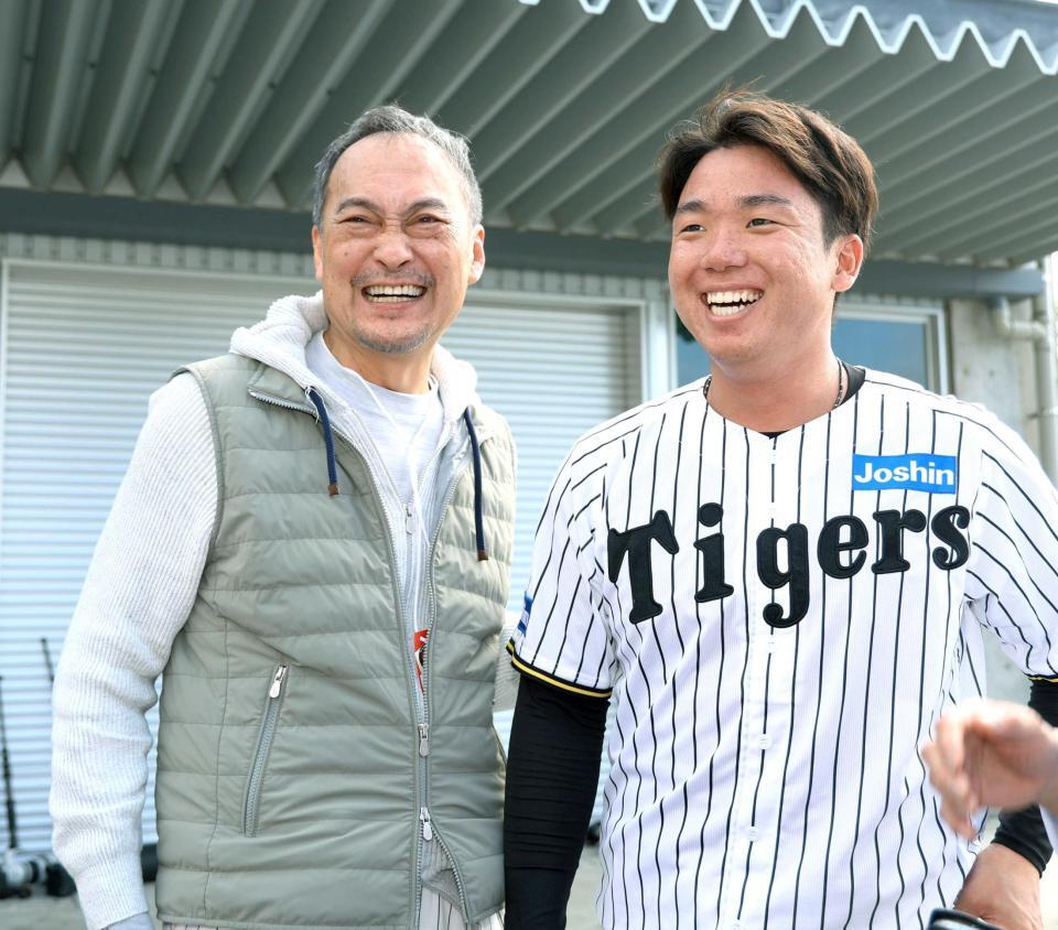 　阪神・村上頌樹（右）と談笑する渡辺謙（撮影・山口登）