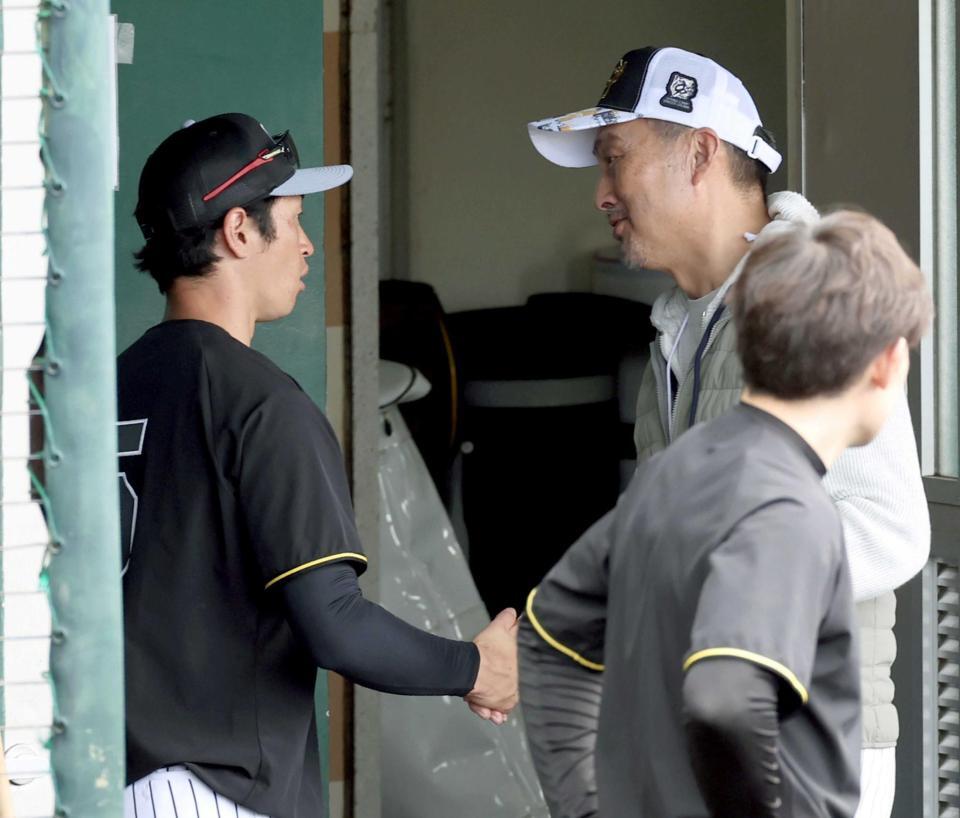 　阪神・近本光司と話をする渡辺謙（撮影・田中太一）