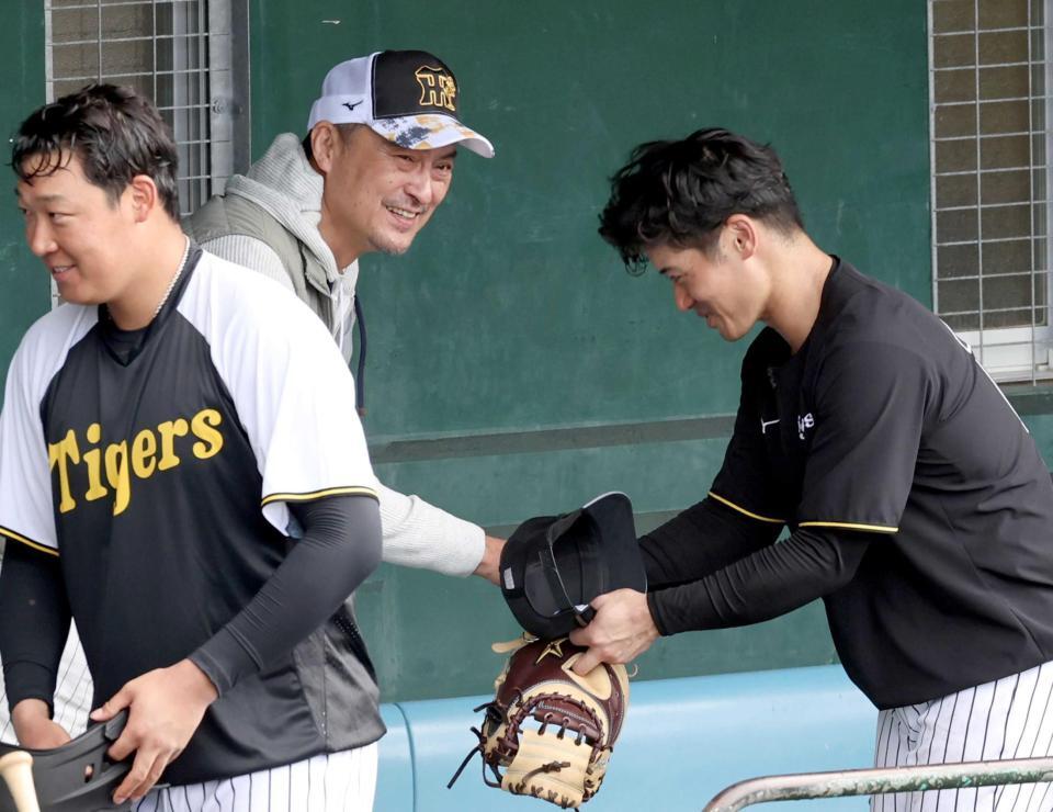 　阪神・坂本誠志郎と握手をする渡辺謙（撮影・田中太一）