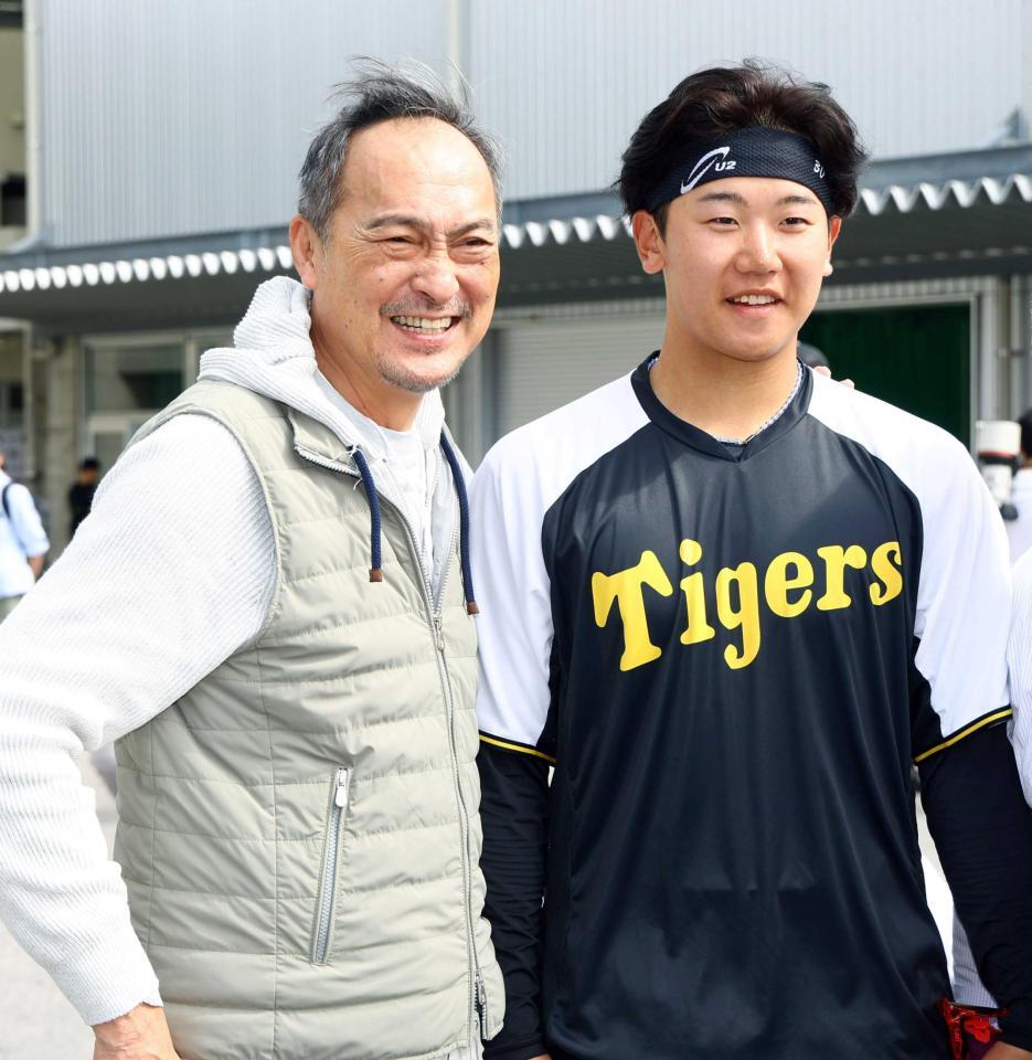 　阪神・門別啓人（右）と談笑する渡辺謙（撮影・山口登）