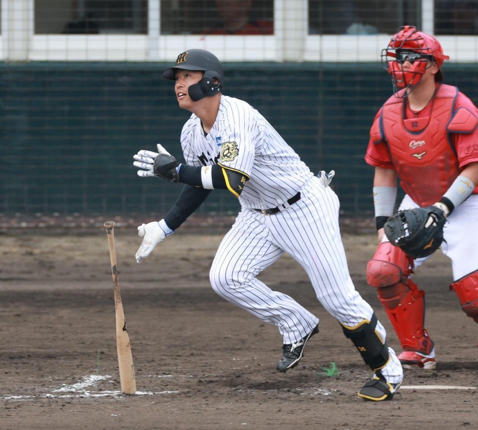 　４回、右前打を放つ原口（撮影・金田祐二）