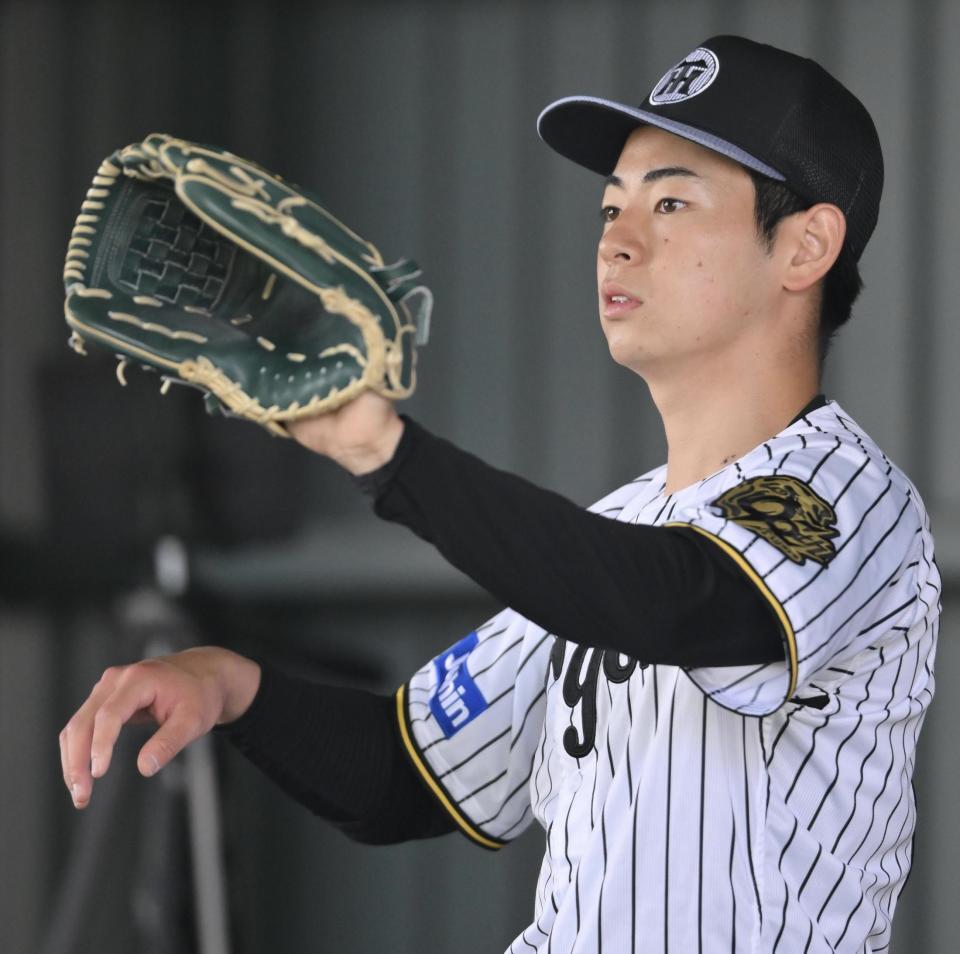 　ブルペンで投球練習する下村（撮影・西田忠信）