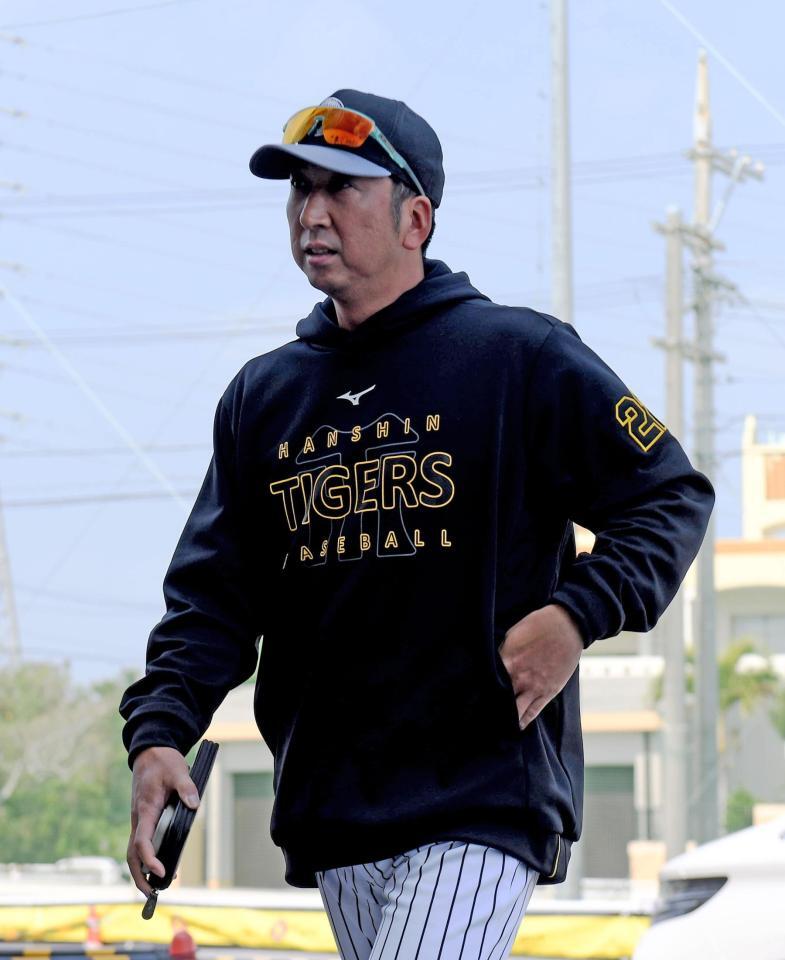 　具志川球場に入る藤川監督（撮影・西田忠信）