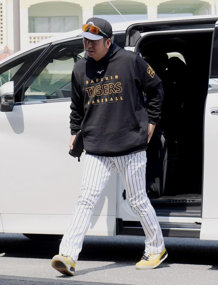 　具志川球場に入る藤川監督（撮影・西田忠信）