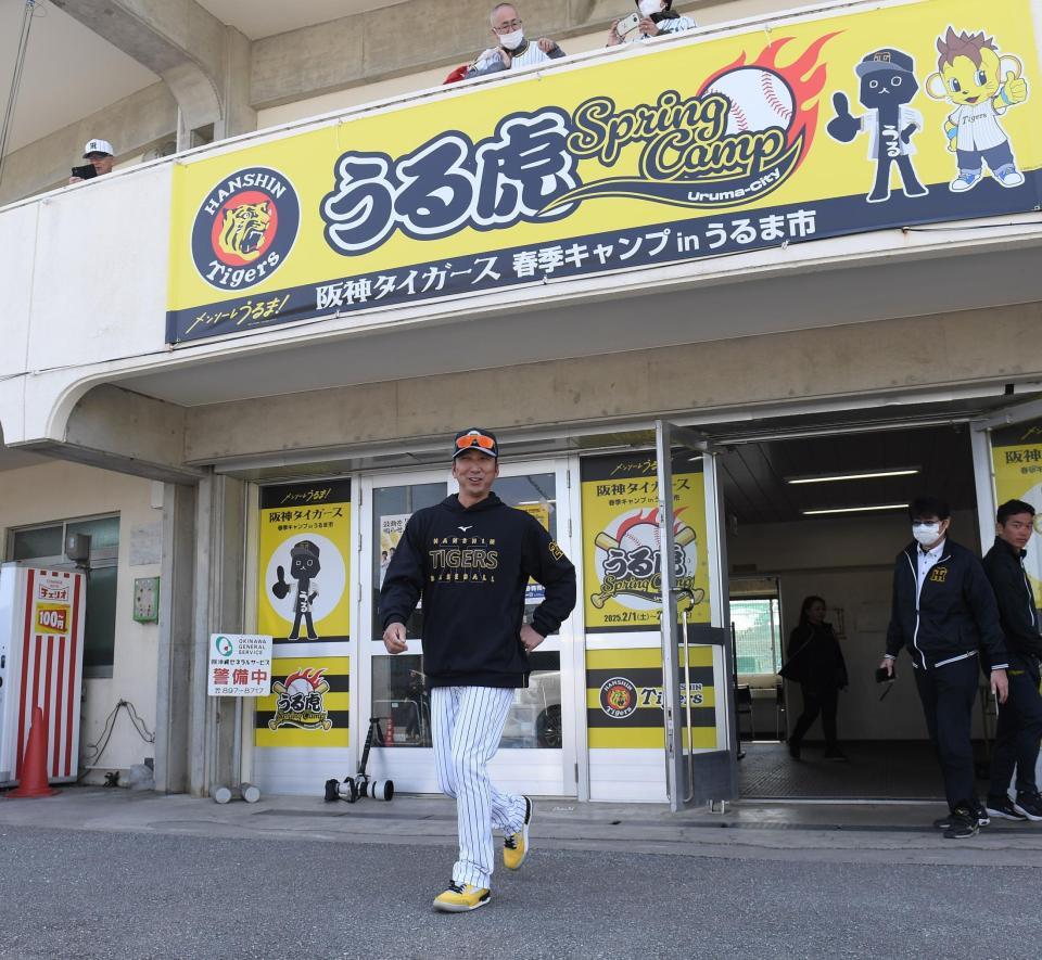 　具志川球場を後にする藤川監督（撮影・西田忠信）