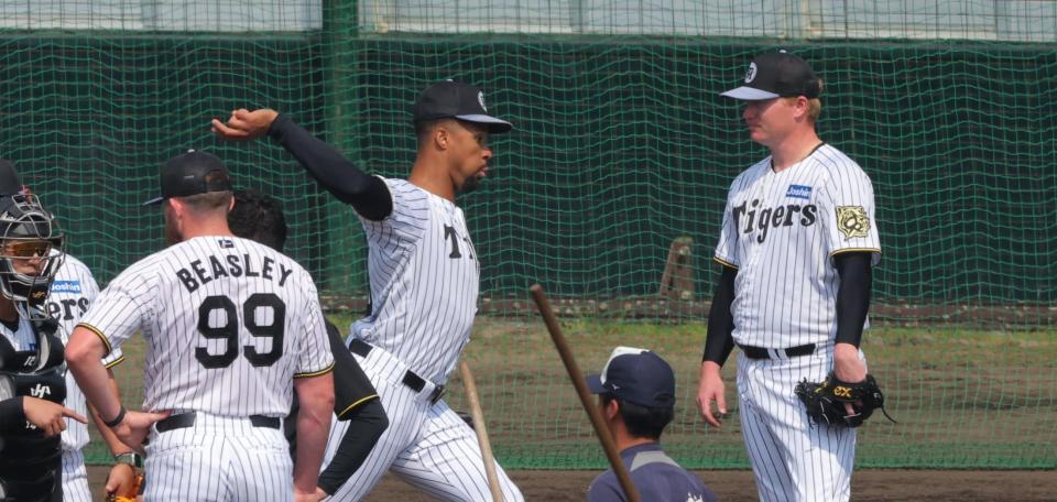 　デュプランティエと話すネルソン（撮影・金田祐二）