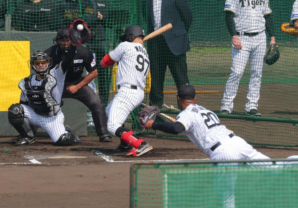 　野口をのけ反らせるデュプランティエ（撮影・金田祐二）