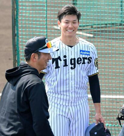 　シート打撃の登板を終え笑顔の湯浅（右）と藤川監督（撮影・西田忠信）