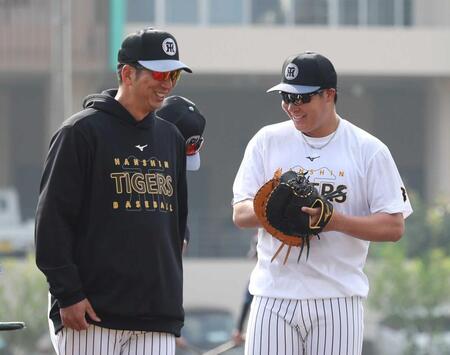 　ノックを受け終え、藤川監督（左）と談笑する大山