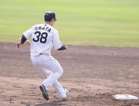 　前を守って小幡は捕球後、自分でベースを踏みに行く（撮影・中田匡峻）