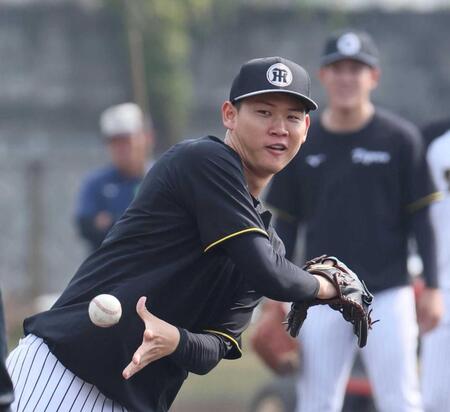 　投内連係でボールをトスする及川