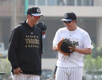 　ノックを受け終え、藤川監督（左）と談笑する大山