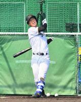 　打撃練習する百崎