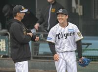 　登板後、藤川監督（左）に声をかけられ、笑顔を見せる木下（撮影・飯室逸平）