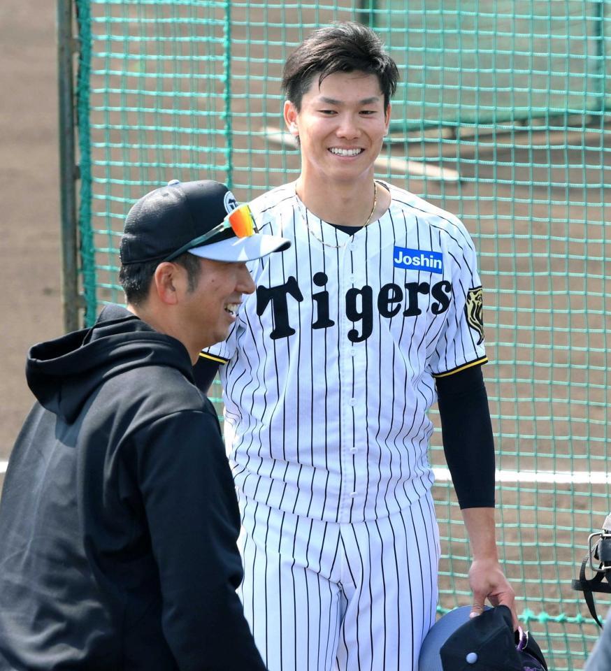 　シート打撃の登板を終え笑顔の湯浅（右）と藤川監督（撮影・西田忠信）