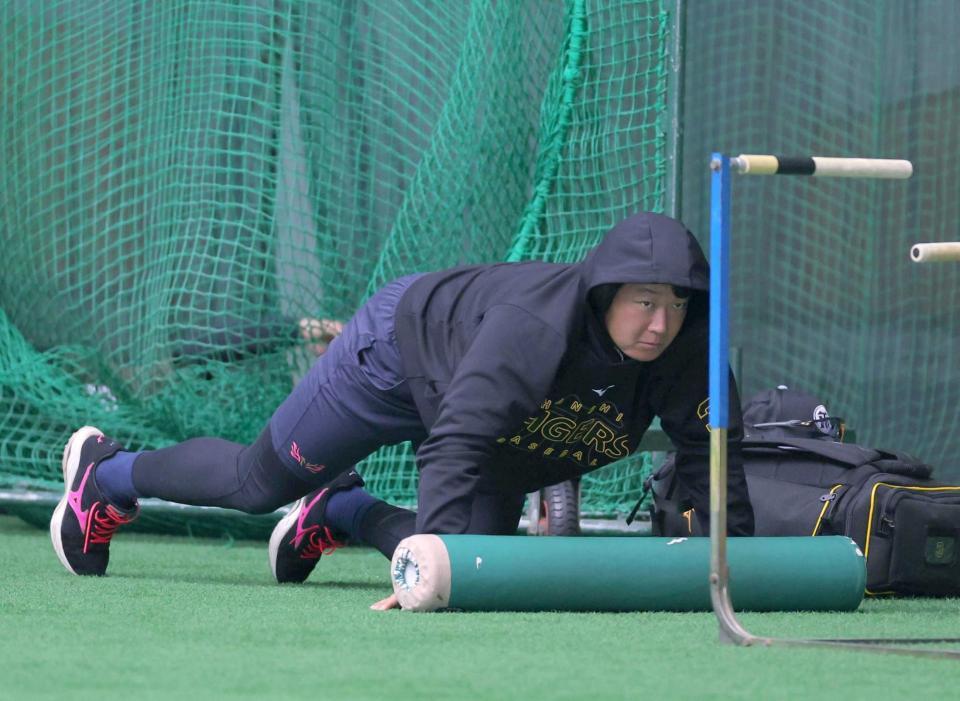 　入念にストレッチする大山