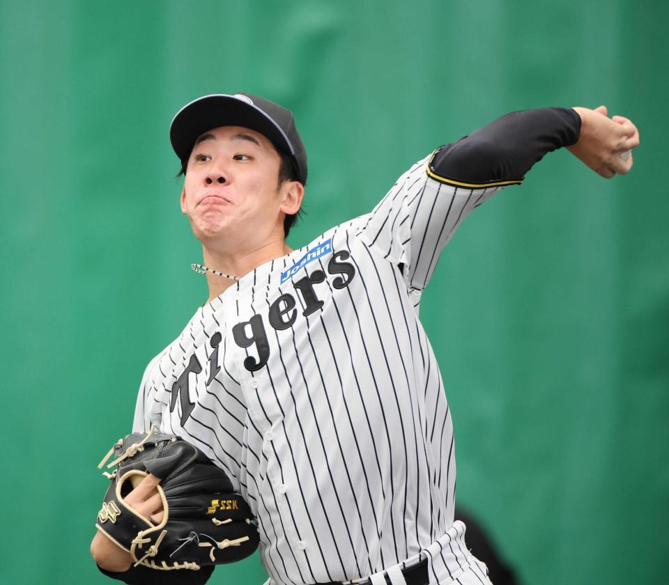 　ブルペンで投球練習する富田