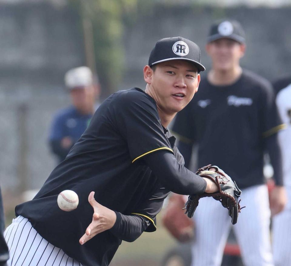 　投内連係でボールをトスする及川