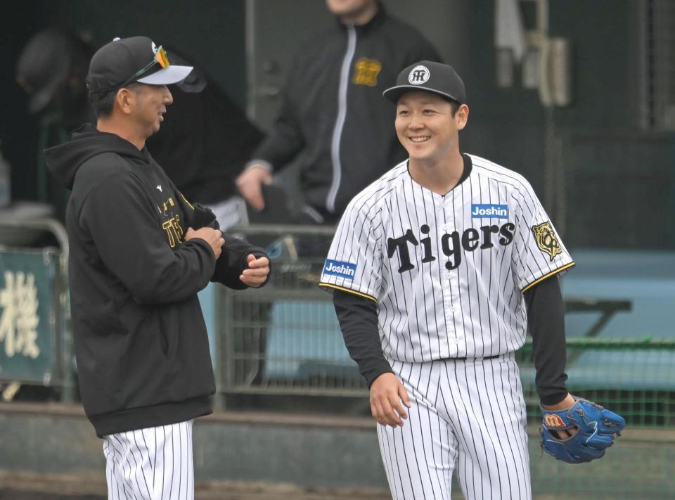 　登板後、藤川監督（左）に声をかけられ、笑顔を見せる木下（撮影・飯室逸平）