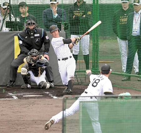 　ライブＢＰで伊原（手前）から快音を響かせる井坪（撮影・飯室逸平）