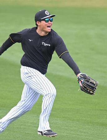 　ライトでフリー打撃の打球を追う森下（撮影・飯室逸平）