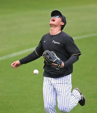 　ライトでフリー打撃の打球を追う森下